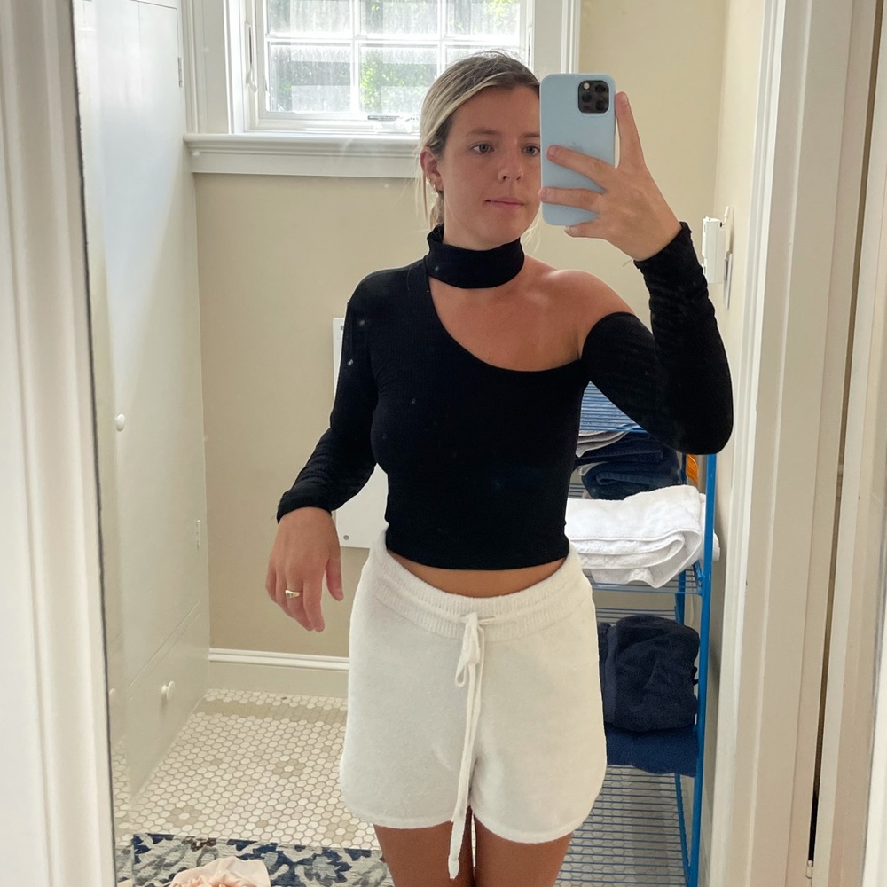Emma+Sam long sleeve cut out turtleneck top!
